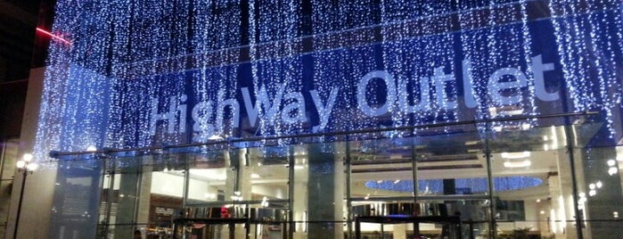 Highway Outlet is one of Lugares favoritos de Mert.