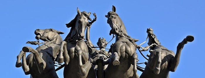 Wellington Arch is one of London Equestrian Statues.