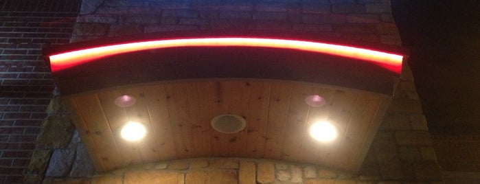 Applebee's Grill + Bar is one of O. WENDELL : понравившиеся места.