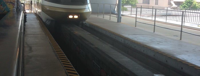 Epcot Monorail Station is one of สถานที่ที่ Lindsaye ถูกใจ.