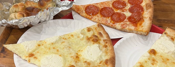 Famous Famiglia Pizza is one of Christina'nın Beğendiği Mekanlar.