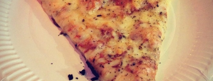 Ray's Pizza is one of Elise: сохраненные места.