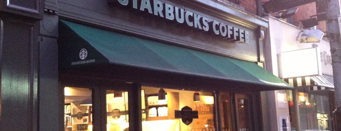 Starbucks is one of สถานที่ที่ André ถูกใจ.