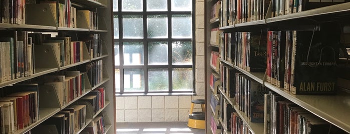 Gwinnett County Library - Duluth Branch is one of Orte, die Chester gefallen.