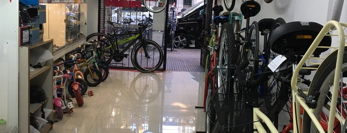 Milenium bikes is one of สถานที่ที่ Leonardo ถูกใจ.