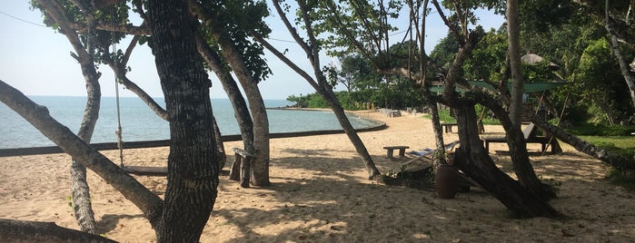 Koh Yao Yai Village beach is one of สถานที่ที่ Jeff ถูกใจ.