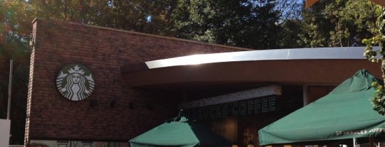 Starbucks is one of Lugares favoritos de Sema.