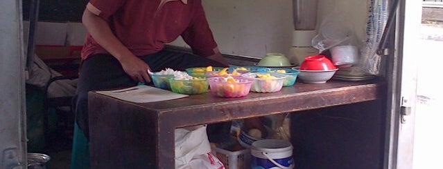 Sop Buah Pak Ewok is one of Bandung Culinary.