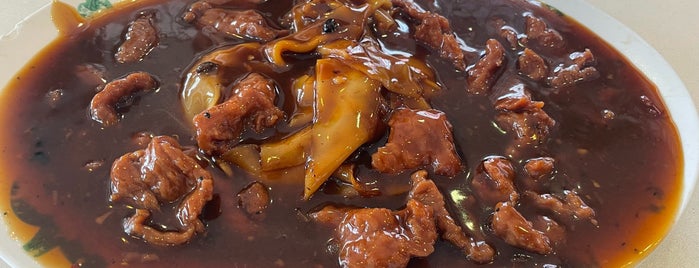 Geylang Lorong 9 Beef Kway Teow is one of late-night joints.