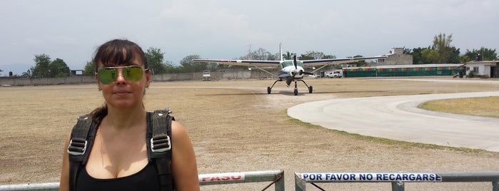 Skydive México is one of สถานที่ที่ Rocío ถูกใจ.
