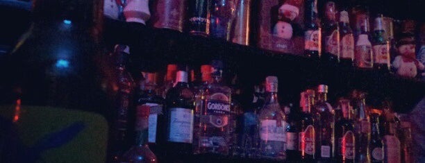 Candy's Bar is one of Tempat yang Disukai Cristina.