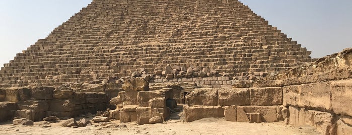 Pyramid of Chefren (Khafre) is one of Něco.