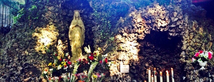 Gua Maria Sendang Sono is one of Orte, die angeline gefallen.