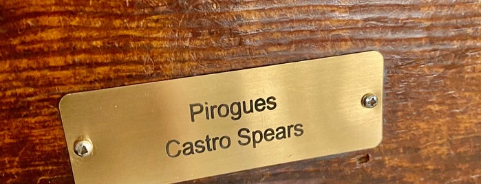 Pirogues is one of Locais curtidos por Mac.