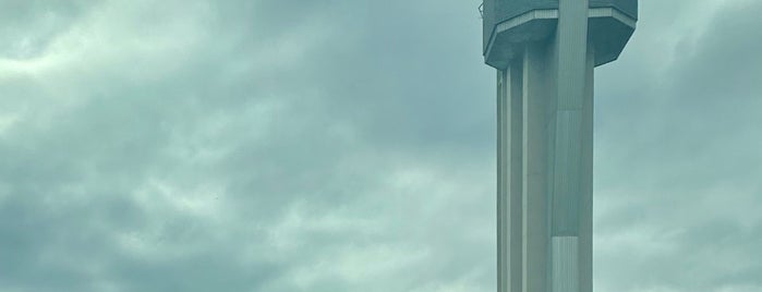 Stapleton Control Tower is one of Tempat yang Disukai Jason.