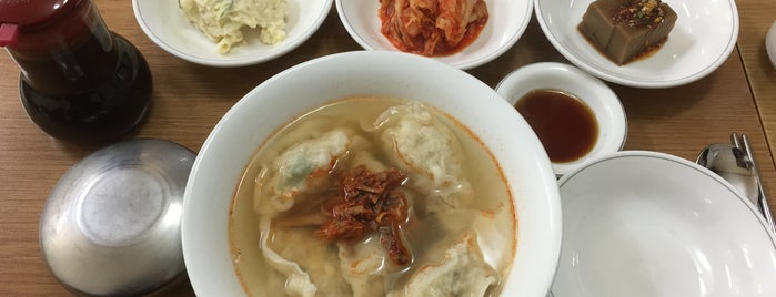 평안도만두집 is one of Tempat yang Disukai Martin.