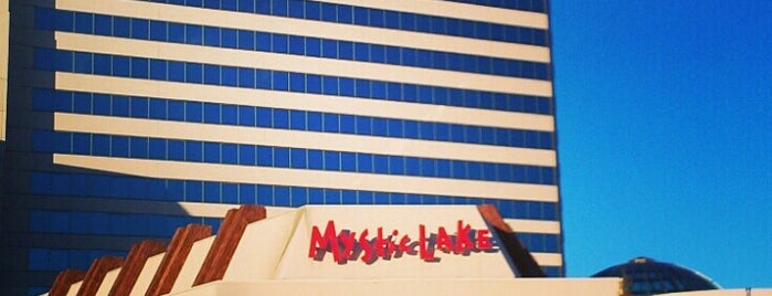 Mystic Lake Casino Hotel is one of Tempat yang Disukai Candace.