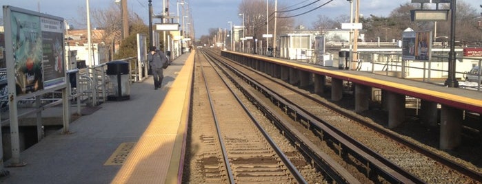 LIRR - Westbury Station is one of สถานที่ที่ Zachary ถูกใจ.