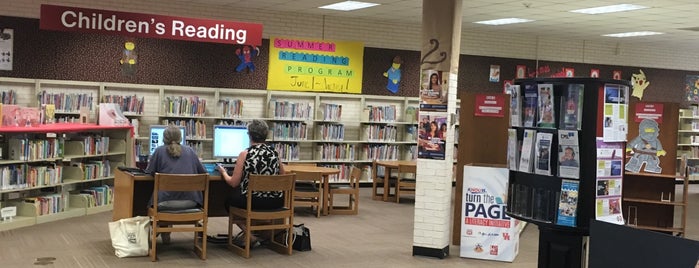 Houston Public Library - Hillendahl Branch is one of Tempat yang Disukai Jessica.