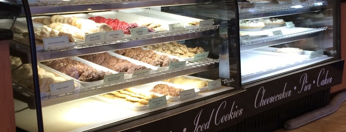 Savannah Cafe & Bakery is one of Locais curtidos por David.