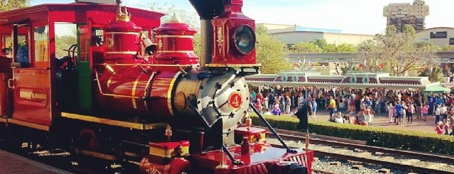 Disneyland Railroad is one of Lugares favoritos de Les.
