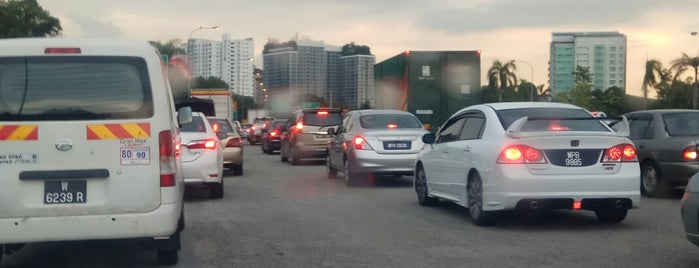 Bukit Jelutong Tol Traffic Jam is one of สถานที่ที่ ꌅꁲꉣꂑꌚꁴꁲ꒒ ถูกใจ.