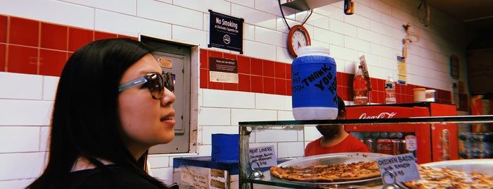 The Best $1 Dollar Pizza Slice is one of Gespeicherte Orte von Lizzie.
