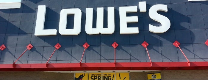 Lowe's is one of Debbieさんのお気に入りスポット.