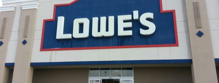 Lowe's is one of Lugares favoritos de Ellis.