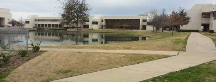 Plano East Senior High School is one of Chuckさんのお気に入りスポット.