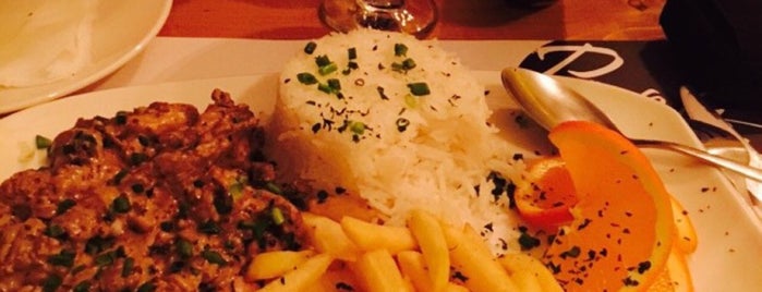 People Restaurant | رستوران پی‌پل is one of Posti che sono piaciuti a Hoora.