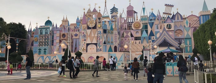 Hong Kong Disneyland is one of Locais curtidos por Hoora.