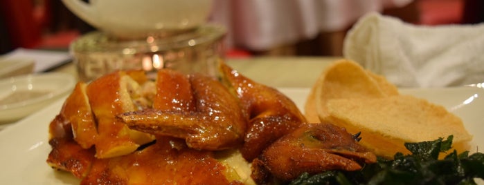 Pak Loh Chiu Chow Restaurant is one of Hoora'nın Beğendiği Mekanlar.