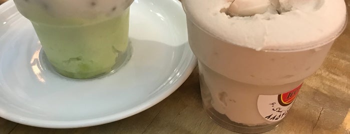 Yakh Café | کافه یخ is one of Hooraさんのお気に入りスポット.