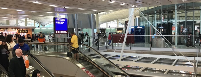 Aeropuerto Internacional de Hong Kong (HKG) is one of Lugares favoritos de Hoora.