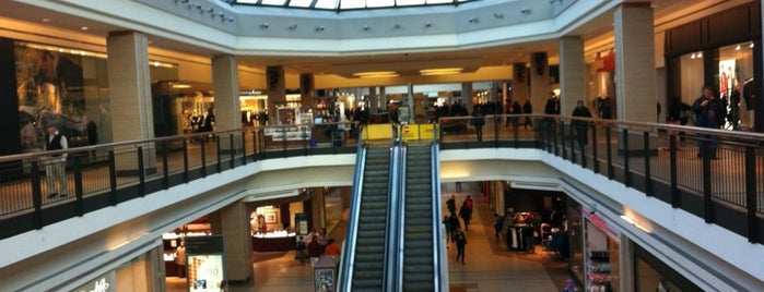 CF Fairview Mall is one of Orte, die Caroline gefallen.