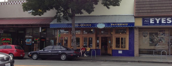 La Farine Boulangerie Patisserie is one of สถานที่ที่ Amanda ถูกใจ.