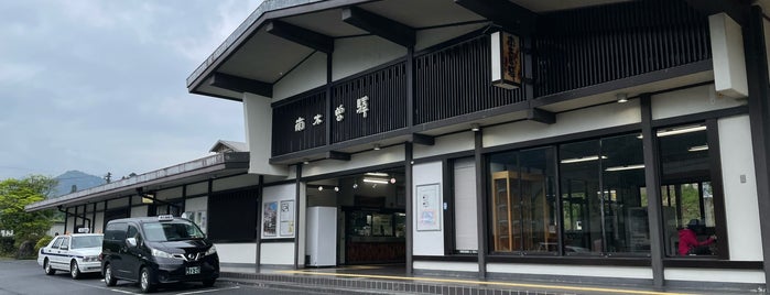 Nagiso Station is one of 快速ナイスホリデー木曽路停車駅.