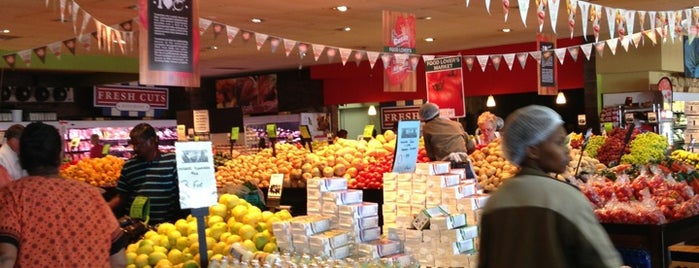 Food Lover's Market is one of Tempat yang Disukai Alexej.