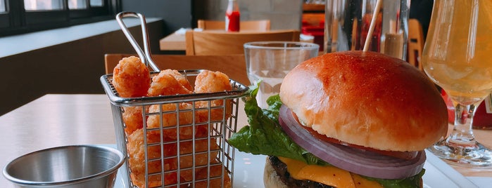 LEFT COAST Artisan Burgers is one of 이태원.