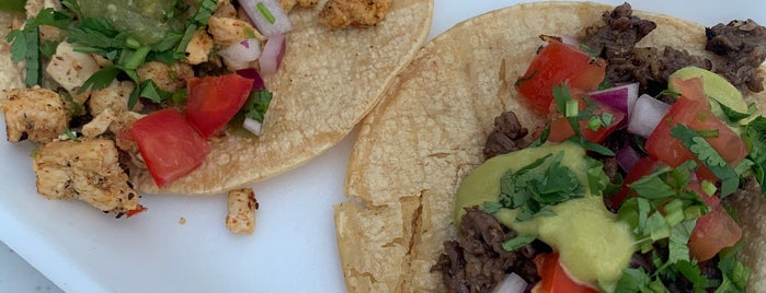 Two Wheel Tacos is one of Lugares guardados de Stacy.