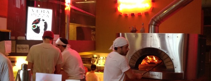 Pizza Pomodoro is one of Tempat yang Disukai Tom.