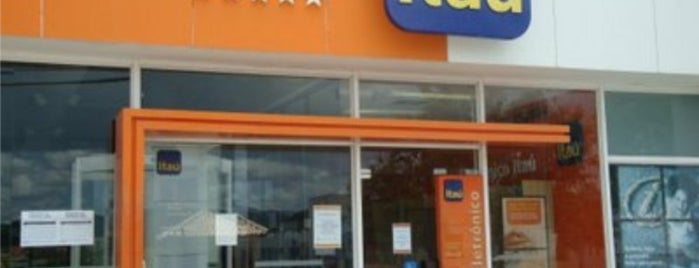 Banco Itaú is one of Adrianeさんのお気に入りスポット.