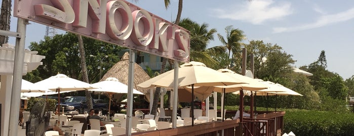 Snook's Bayside Restaurant & Grand Tiki is one of Lugares favoritos de Robin.