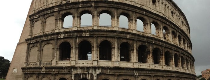 콜로세움 is one of 61 cosas que no puedes perderte en Roma.