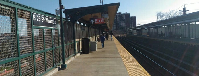 MTA Subway - Beach 25th St/Wavecrest (A) is one of Lugares favoritos de Yunus.