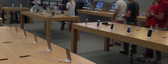 Apple Store is one of สถานที่ที่ Can ถูกใจ.
