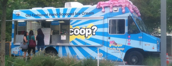 What's Da Scoop? is one of สถานที่ที่ Jen ถูกใจ.