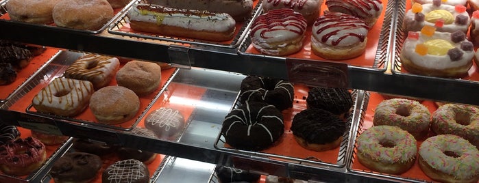 Dunkin Donuts is one of Lugares favoritos de Rashmi.