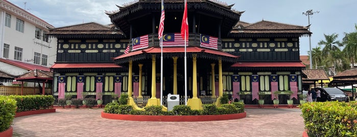 Muzium Diraja Kelantan (Istana Batu) is one of โกตาบารู.